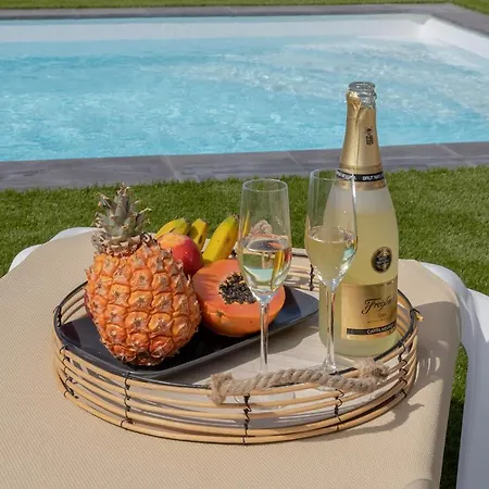Holiday Rustika Luxe 1- Rural, Pool, Bbq, Mountain View By Holidays *